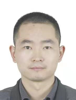 男人穿着衬衫 描述已自动生成